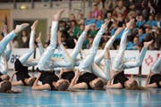 Hoch das Bein: der ESV Eschenbach bei der Gymnastik-Vorführung. (Bilder: Dominik Wunderli (Willisau, 2. Dezember 2017))