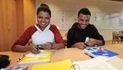 Sie bereiten sich im integrativen Brückenangebot intensiv auf ihre berufliche Zukunft vor: Betiel (15) und Yonas (19) aus Eritrea. (Bild: apimedia)