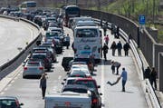 Vor dem Gotthard-Strassentunnel staut es sich derzeit auf etwa zehn Kilometern. (Bild: Keystone)