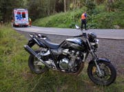 Der Töfffahrer stürzte in einer leichten Kurve. (Bild: Geri Holdener, Bote der Urschweiz)