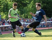 Mit harten Bandagen: der Sinser Michael Hohl (links) gegen Luzerns Pascal Ludin. (Bild: Philipp Schmidli (Sins, 17. Juni 2017))