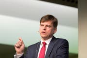 «Wir stellen uns dem Wandel der Medienwelt mit seinen rückläufigen Werbe- und Abonnementserlösen, indem wir in die Offensive gehen und in unser Kerngeschäft, die Publizistik, investieren», sagte der CEO der NZZ-Mediengruppe, Veit Dengler. (Bild: Keystone)