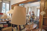 Dutzende antike Lampen und Spiegel stehen im Seehotel Rigi-Royal zum Verkauf. (Bild: Corinne Glanzmann (Immensee, 19. Mai 2017))