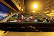 Auf Achse: Jean-Pierre Steiger (links) und Pius Ineichen von Nez Rouge im Einsatz. (Bild: Philipp Schmidli (Luzern, 8. Dezember 2017))