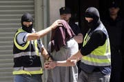 Die Warnung wurde herausgegeben wegen der am Montag von der Ukraine vermeldeten Festnahme eines 25-jährigen Franzosen, der vor und während der Fussball-Europameisterschaft 15 Anschläge auf Moscheen, Synagogen, Finanzämter und Polizeistreifen geplant haben soll. (Bild: EPA)