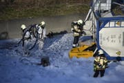 Einsatzkräfte beim verunfallten Lastwagen. (Bild: Georgios Kefalas / Keystone (Muttenz, 14. März 2018))