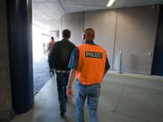 Ausschaffung eines Verurteilten am Flughafen Zürich: Dazu kommt es im Fall eines deutschen Schlägers nicht. Der Mann wehrte sich mit Verweis auf das Freizügigkeitsabkommens mit der EU erfolgreich gegen den Landesverweis. (Archivbild) (Bild: KEYSTONE/GAETAN BALLY)