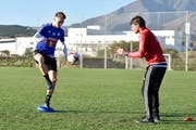 Nicolas Haas (links) und Konditionstrainer Norbert Fischer beim Spezialtraining am Samstag. (Bild: Martin Meienberger / freshfocus (14. Januar 2017))