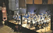 Am Samstag, 18. November 2017 gab der Musikverein Musik unter der Leitung von Marcel Krummenacher in der Sporthalle Breitli in Buochs sein Jahreskonzert. Es stand unter dem Motto "Very British", was durch den Big Ben auf der Bühne zusätzlich symbolisiert wurde. (Bild: Primus Camenzind (Buochs, 18. November 2017))