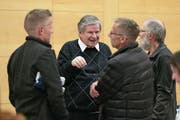 Paul Mazenauer (Mitte) als Besucher eines Podiums vor der Abstimmung zum Flugplatzkredit. (Bild: Roger Zbinden (Stansstad, 10. November 2017))