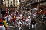 Stierhatz in Pamplona. (Bild: Keystone / AP Photo / Alvaro Barrientos)