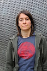 «Wenn ich mein Handy für Notizen rausziehe, meint man, ich schaue auf die Uhr», sagt Kathrin Passig (45). (Bild: PD / Susanne Schleyer)