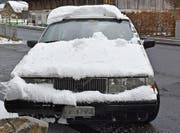 Auch der Lenker dieses Autos musste vor der Weiterfahrt zuerst sein Fahrzeug vom Schnee befreien. (Bild: Kapo NW)