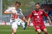 FCL-Talent Yannick Schmid (links) am letzten Sonntag im Duell mit dem Vaduzer Dejan Janjatovic. (Bild: Freshfocus/Michael Zanghellini)