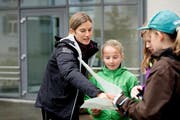 Die 23-fache OL-Weltmeisterin Simone Niggli hilft einer Teilnehmerin beim Kartenlesen. (Bild Corinne Glanzmann)