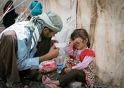 Ein Vater wartet mit seiner Tochter vor einem Spital in Sanaa. (Bild: Maria Korkunc (24. Mai 2017))