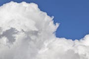 Wolken verhinderten in der vergangenen Nacht, dass die Temperatur sank. (Symbolbild Keystone / Arno Balzarini)