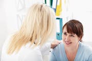 Ärztin begrüsst Patientin – und kann sehr oft ohne Hilfsmittel erkennen, woran es ihrem Gegenüber fehlt. (Bild: Getty)