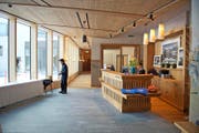 Die Rezeption der neu eröffneten Frutt Family Lodge: Rund 50 Millionen Franken hat die Frutt Resort AG als Eigentümerin in das neue Hotel investiert. (Bild Dominik Wunderli)