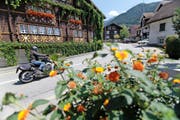 Geht es nach dem Willen der Urner Regierung, soll im Bereich der «Adler»-Kurve auf der Klausenstrasse innerorts in Zukunft Tempo 30 gelten. Bild: Urs Hanhart (Bürglen, 14. Juli 2015)
