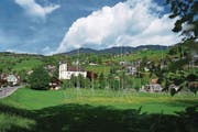 Die Überbauung Hofmattpark soll zwischen Pfarrkirche und Sarneraa entstehen. (Bild: Romano Cuonz (Sarnen, 12. Mai 2017))