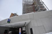 Die Einfahrt zum neuen Parkhaus bedindet sich unterhalb des Radisson Blu (Bild: Urs Hanhart (Andermatt, 16.12.2017))