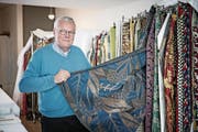 Wolfgang Ruf (68) in seinem Reich aus Stoffen und weiteren Textilien. (Bild: Corinne Glanzmann (Beckenried, 24. März 2017))