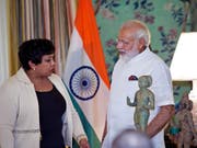 US-Generalstaatsanwältin Lynch übergibt dem indischen Premierminister Modi die Kunstwerke, die vom Kunsthändler Kapoor in die USA geschafft worden waren. (Bild: KEYSTONE/FR170079 AP/CLIFF OWEN)