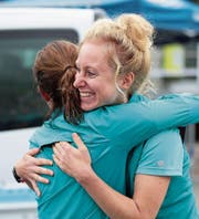 Emotionale Momente mit Freunden teilen – glückliche Läuferinnen nach dem Rennen. (Bilder: Roger Zbinden (Melchsee-Frutt, 19. August 2017))
