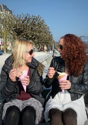 Am wärmsten Tag des Jahres waren viele Menschen mit Glace i der Hand in Luzern anzutreffen. (Bild: Nadia Schärli / Neue LZ)