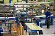 Mitarbeiter der Ruag in Emmen bei der Arbeit. (Bild: Eveline Beerkircher / Neue LZ)