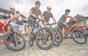 Wer zuerst absteigt, hat verloren: Vier Teilnehmer üben sich in der «Arena» mitten auf dem Stanser Dorfplatz beim Abstiegerlis in Balance. (Bild: André A. Niederberger/NZ, Stans, 8. Juli 2017)