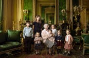 Das offizielle Foto zum 90. Geburtstag der Queen Elisabeth II. vom 20. April 2016. Prinzessin Charlotte durfte damals auf dem Schoss ihrer ur-Grossmutter Platz nehmen. (Bild: © 2016 Annie Leibovitz via AP)