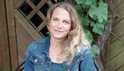 Kandidatin Beatrice Wicki (42) im Garten ihres Elternhauses in Sins. (Bild: Cornelia Bisch (15. Juli 2017))