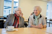 Leny Thoma (links) und Maria Flühler fühlen sich im Alters- und Pflegeheim Nägeligasse wohl. Bild: Corinne Glanzmann (Stans, 25. Oktober 2016)