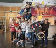 Helferinnen des KTV Altdorf dekorieren das Mehrzweckgebäude im Winkel. Bild: Salome Infanger (Altdorf, 20. Februar 2017)
