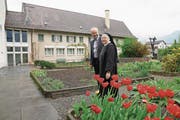 Hanspeter Kiser mit Äbtissin Pia Habermacher im Klostergarten, wo im September gebaut werden soll. (Bild: Romano Cuonz (Sarnen, 15. April 2017))