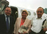 Der OBO-Patron mit Hans-Dietrich Genscher und dessen Ehefrau Barbara im Jahr 2000 auf dem Flugplatz Buochs. (Bild: Urs Flüeler)
