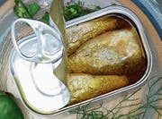 Kräuter, Gewürze – und die Büchsendelikatesse entfaltet ihren Charme.