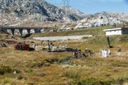 Experten untersuchen die Unfallstelle des abgestürzten Kampfjets am Gotthard. (Bild: Keystone)