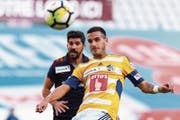 Daniel Follonier (rechts) im Zweikampf mit Servettes Matias Vitkieviez. Am Ende bezwang der FCL den Challenge-League-Vertreter aus Genf in der zweiten Cup-Runde mit 1:0. (Bild: Martial Trezzini/Keystone (Genf, 16. September 2017))