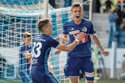 Shkelqim Demhasaj (rechts) freut sich mit Stefan Knezevic über seinen ersten Treffer im Trikot des FC Luzern gegen die Grasshoppers. (Bild: Philipp Schmidli (Luzern, 6. August 2017))