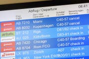 Wie hier auf einem Monitor im Flughafen tegel zu sehen, fallen auch im Flughafen Zürich Flüge der Air Berlin aus. (Bild: Paul Zinken, Keystone (Berlin, 12. September 2017))