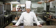 Paul Bocuse in seinem Drei-Sterne-Restaurant bei Lyon. (Bild: Laurent Cipriani/Keystone (Collonges-au-Mont-d’Or, 24. März 2011))