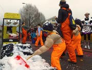 Schneeschaufeln bitte! Die neue Stoosbahn kann auf die Unterstützung der Fasnächtler setzen. (Bild: Geri Holdener, Bote der Urschweiz)