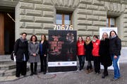 Nationalraetin Isabelle Chevalley, GLP-VD, Monica Biondo, Fondation Franz Weber, Vanessa Gerritsen, Tier im Recht, Yasmine Wenk, Vier Pfoten, Gabriela Gschwend, Tier im Recht, Lucia Oeschger, Vier Pfoten, Barbara Kerkmeer, ProTier, Monika Wasenegger, ProTier, von links, posieren während der Einreichung ihrer Petition. (Bild: KEYSTONE/Anthony Anex (Bern, 15. März 2018))