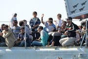 Flüchtlinge warten auf einem italienischen Navy-Schiff im Hafen Pozzallos. (Bild: Keystone)
