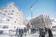 Die rege Bautätigkeit in Andermatt zieht auch viele gut betuchte Interessenten an (Bild: Keystone/Urs Flüeler (Andermatt, 21. April 2017))