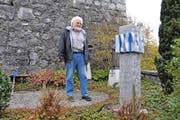 Auf dem Urnenhain Lungern steht seit Sommer 2014 ein Werk des Bildhauers Lukas Gasser. (Bild Philipp Unterschütz)