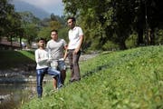Hamza Gheni, Faisal Hameed und Ali Naveed (von links) sind drei der Asylbewerber, die seit Dienstag in Alpnach wohnen. (Bild: Corinne Glanzmann / Neue OZ)